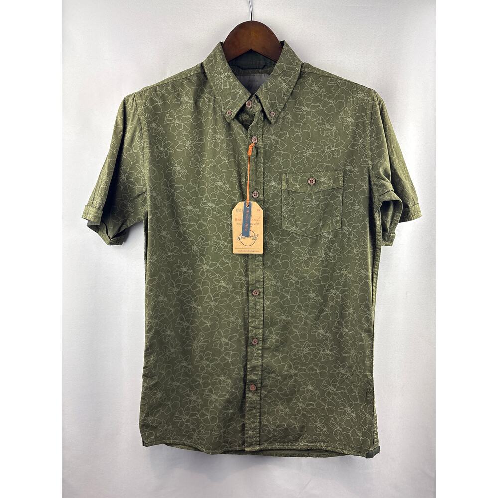 Women’s American Eagle Small Red Short Sleeve Button Up w/ White Diamond Pattern